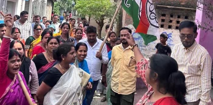 মুর্শিদাবাদের তৃণমূল প্রার্থী শাওনি সিংহ রায়ের ভোটপ্রচারে জিয়াগঞ্জে মহিলাদের উন্মাদনা তুঙ্গে