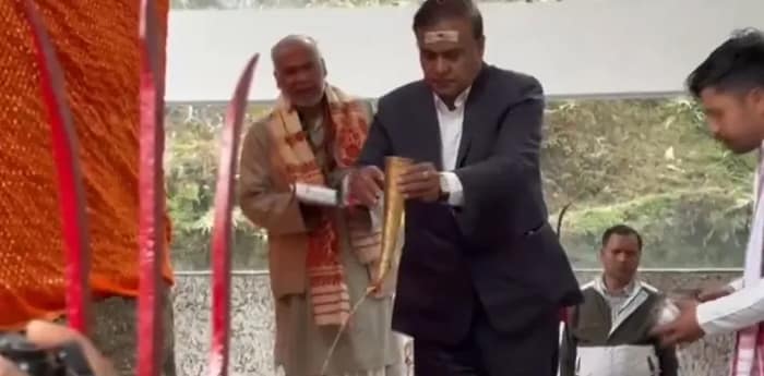 অরুণাচল প্রদেশের সিদ্ধেশ্বরনাথ মন্দিরে পুজো দিলেন অসমের মুখ্যমন্ত্রী হিমন্ত বিশ্বশর্মা