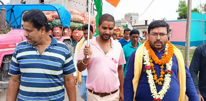 জয়পুরে প্রচারে বেরিয়ে গৃহস্থের হেঁসেলে ঢুকে পড়লেন শাসক দলের প্রার্থী হরকালী