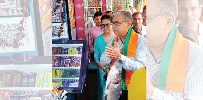 মাছ হাতে সল্টলেকে ‘অভিনব’ প্রচার বিজেপির, গুজব-রটনা বন্ধ করে বাঙালিদের মন জয়ই লক্ষ্য প্রার্থী শারদ্বতের