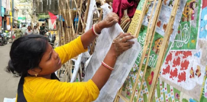 দিনরাত কাজ করেও অভাব মেটে না ডোমপাড়ার চালচিত্র শিল্পীদের