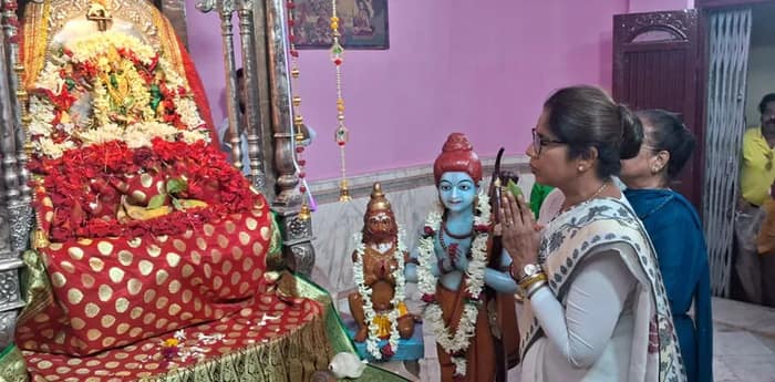 কুমোরটুলির ঢাকেশ্বরী মন্দিরে পূজো দিয়ে সোমবারের প্রচার শুরু করলেন শ্যামপুকুর কেন্দ্রের তৃণমূল কংগ্রেস প্রার্থী শশী পাঁজা