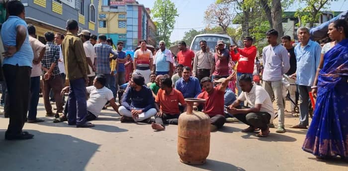 রান্নার গ্যাসের দাবিতে ঝাড়গ্রাম শহরের হাসপাতাল মোড়ে পথ অবরোধ
