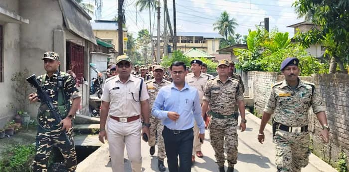 অবাধ ও সুষ্ঠু নির্বাচনের লক্ষ্যে জলপাইগুড়িতে কেন্দ্রীয় বাহিনীকে নিয়ে রুট মার্চ জেলাশাসক ও পুলিশ সুপারের