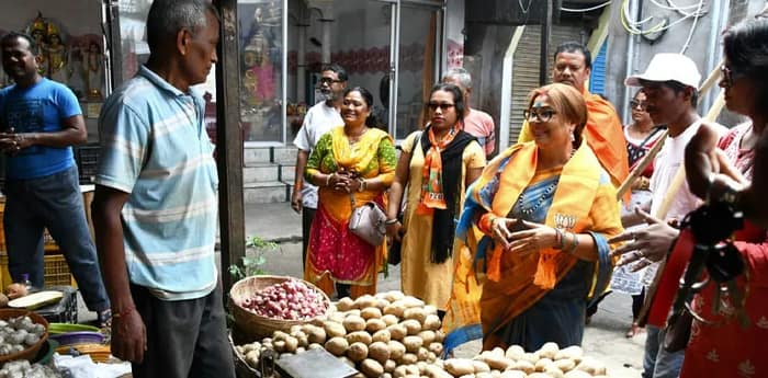 যাদবপুরের বিজেপি প্রার্থী শর্বরী মুখার্জি প্রচার সারলেন গাঙ্গুলি বাগান, রামগড়ে
