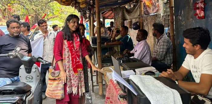 বেলতলায় প্রচারে বালিগঞ্জের সিপিআইএম প্রার্থী আফরিন বেগম