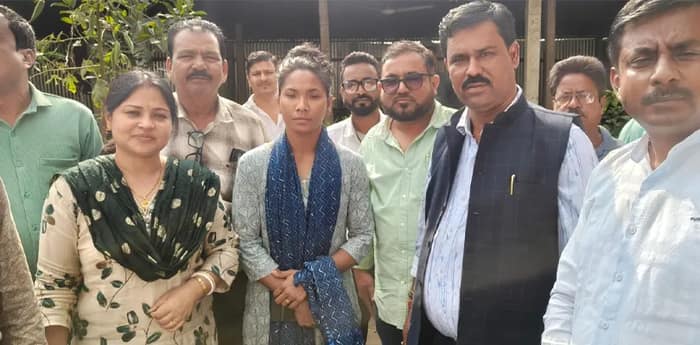 স্বপ্না বর্মনের বাড়িতে আইএনটিটিইউসির জলপাইগুড়ি জেলা সভাপতি তপন দে
