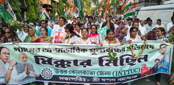 গ্যাসের মূল্য বৃদ্ধির প্রতিবাদে ধর্মতলায় তৃণমূল কংগ্রেসের মিছিল