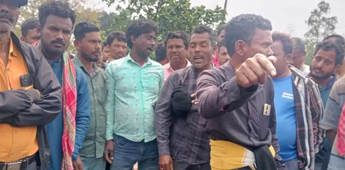 আলুর বন্ড নিয়ে ঝামেলা, জলপাইগুড়ির বেড়ুবাড়িতে হিমঘরের গেটে তালা ঝুলিয়ে দিয়ে বিক্ষোভ কৃষকদের