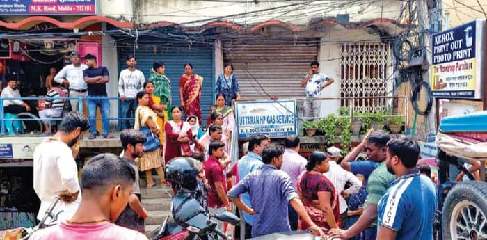 সিলিন্ডার না পেলেও ‘ডেলিভার্ড’ মেসেজ! ইংলিশবাজারে বিক্ষোভ ক্ষুব্ধ গ্রাহকদের