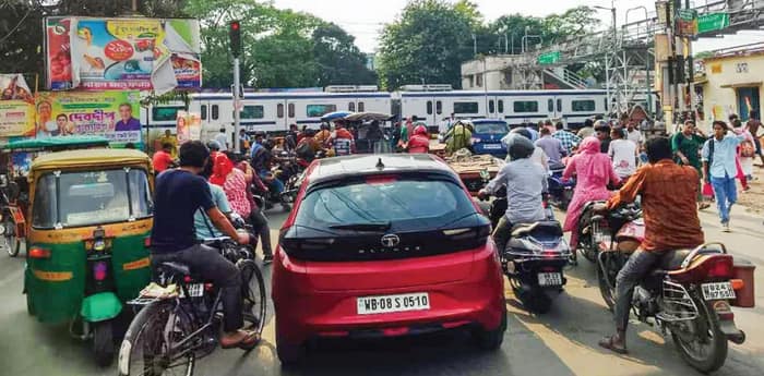 ইঞ্জিনিয়ার এনে সমীক্ষার প্রচার সিপিএমের  ‘লোক দেখানো’ বলছে তৃণমূল, ফের প্রতিশ্রুতি, ‘জিতলেই খড়দহে রেল উড়ালপুল’