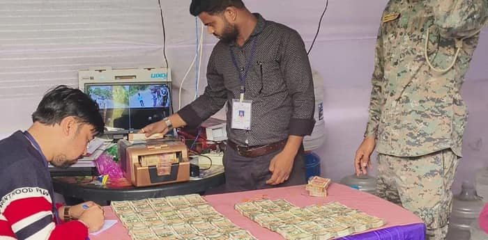 শীতলকুচি – সিতাই রাজ্য সড়কের নতুনবাজার এলাকায় দুটি গাড়ি থেকে উদ্ধার ১৮ লক্ষ ৩০ হাজার টাকা