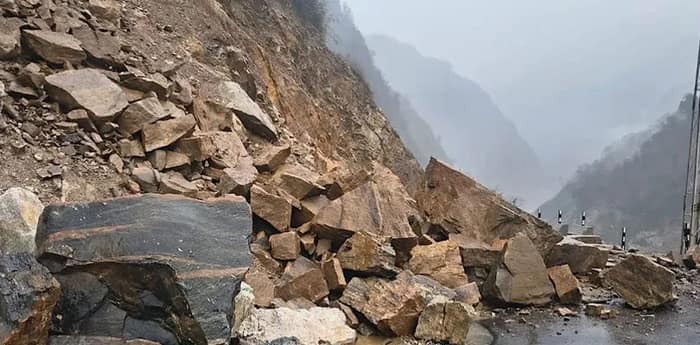 প্রবল বৃষ্টিতে ধ্বস সিকিমে, আটকে প্রায় ২০০ পর্যটক
