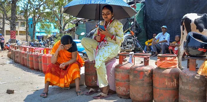 রান্নার গ্যাস নিয়ে নয়া নির্দেশিকা কেন্দ্রের, না মানলে বাড়িতে সিলিন্ডার সরবরাহ বন্ধের হুঁশিয়ারি