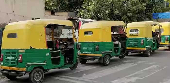 বারাসতের কাজিপাড়ায় টাকি রোড অবরোধ অটোচালকদের