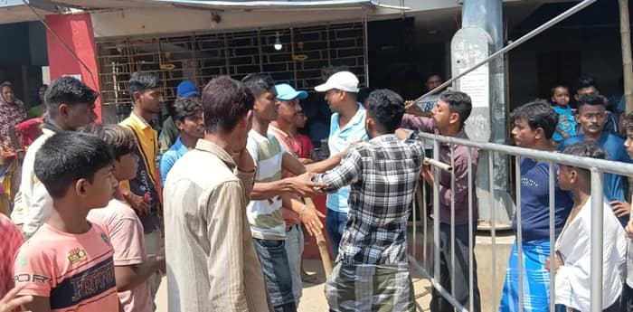 কাটোয়ার বল্লভপাড়া ফেরিঘাট থেকে ভাগীরথীতে পড়ে গেল আকাশ সাহা নামে একাদশ শ্রেণির এক পড়ুয়া, চলছে উদ্ধারকাজ, এলাকায় বিক্ষোভ