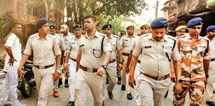 বিজেপির মিছিলে সংঘর্ষ, ফেলে মার এসআইকে, রণক্ষেত্র বাসন্তী