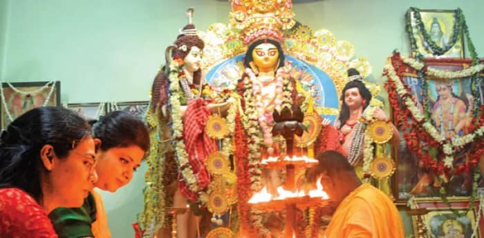 শোভাবাজার কাঁসারি বাড়ির অন্নপূর্ণা, সোনার অলঙ্কারে সাজিয়ে বেদীতে অধিষ্ঠানের নিয়ম