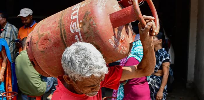 মার্চে কমেছে রান্নার গ্যাসের ব্যবহার, বলছে কেন্দ্রের রিপোর্ট