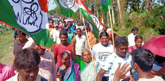কোলাঘাটে অভিষেক বন্দ্যোপাধ্যায়ের সভার জন্য কর্মী-সমর্থকদের লাইন