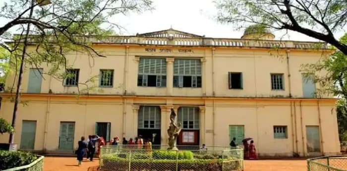 বিশ্বভারতীতে রামনবমী বিতর্ক: জয় শ্রীরাম স্লোগান দিয়ে লাড্ডু বিলি