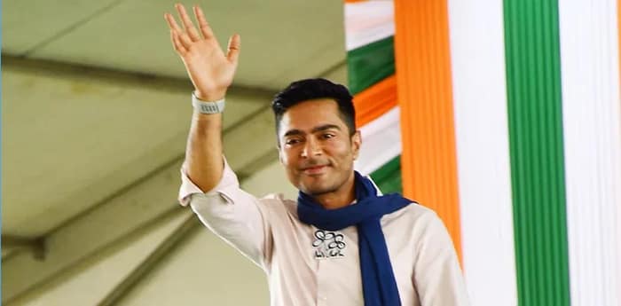 দুর্যোগে বাতিল অভিষেকের সভা,  বৃষ্টিতে ভিজেই অপেক্ষা কর্মীদের