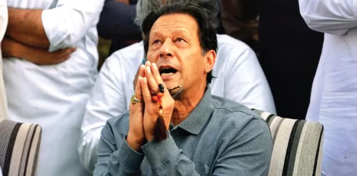 ইমরানের মুক্তি চাই: ভক্তকে মাঠে ঢুকতে দিল না পুলিশ
