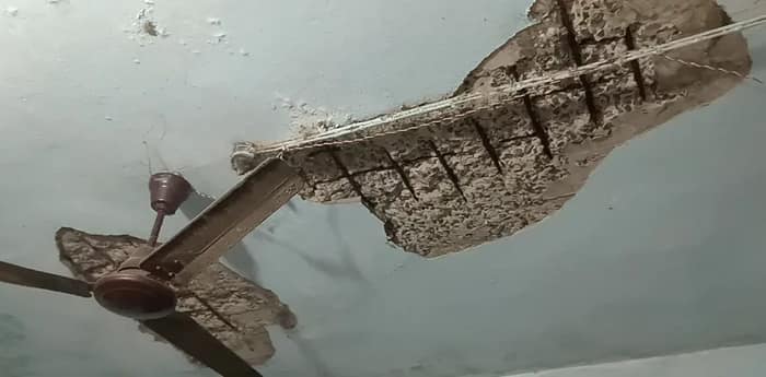 হুড়মুড়িয়ে ভেঙে পড়ল সরকারি আবাসনের ছাদের চাঙর, মৃত্যু স্বাস্থ্যকর্মীর ৪ মাসের শিশুকন্যার