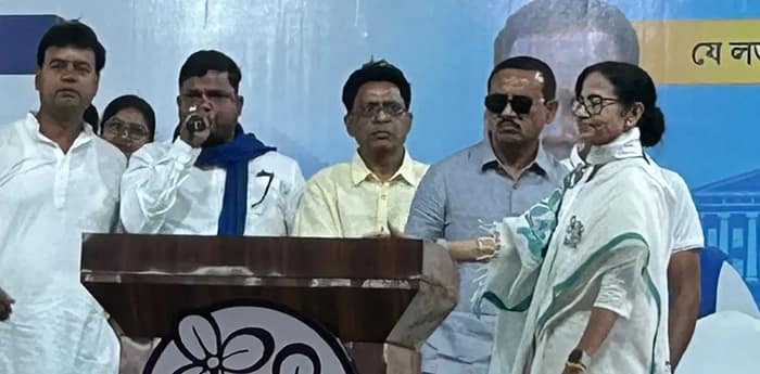 রঘুনাথপুর বিধানসভার নিতুড়িয়ার জনসভায় এসে পৌঁছালেন মমতা বন্দ্যোপাধ্যায়