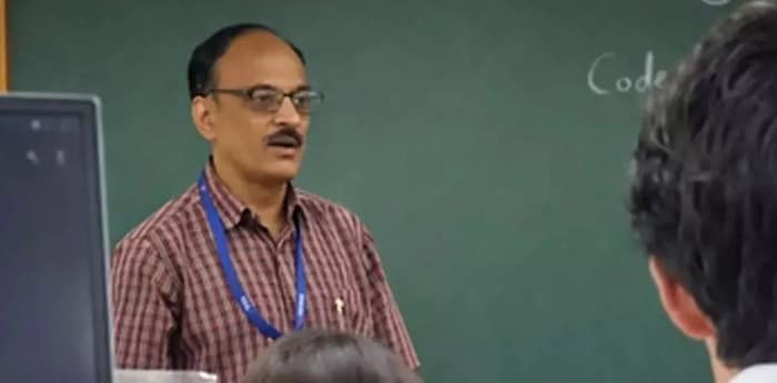 ক্লাসরুমে ছাত্রকে ‘জঙ্গি’ তকমা অধ্যাপকের,  বেঙ্গালুরুর বিশ্ববিদ্যালয়ে প্রতিবাদের ঝড়