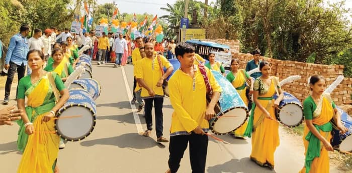 ভোট-উৎসবে মিলছে বাড়তি বায়না, খুশি উলুবেড়িয়ার ঢাকিরা