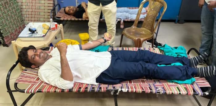 প্রচারের মাঝে রক্তদান, সিপিএম  প্রার্থীর মানবিক ভূমিকার প্রশংসা