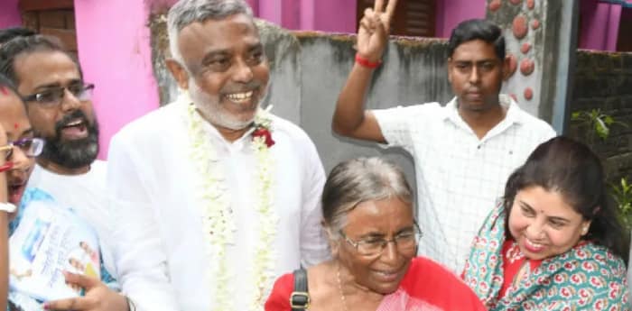 ‘দিদি’ মধুছন্দার বাড়িতে ‘ভাই’ দেবাশিস, প্রচারে সৌজন্যের রাজনীতি রাসবিহারীতে