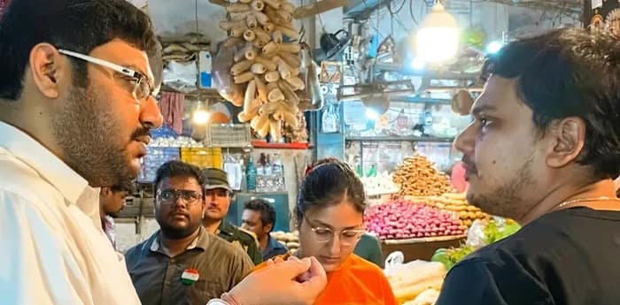 ভোট প্রচারে রাসবিহারী কেন্দ্রের কংগ্রেস প্রার্থী আশুতোষ চ্যাটার্জি