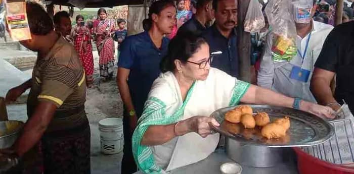 দোকানে ঢুকে চপ ভেজেছিলেন মুখ্যমন্ত্রী সেই কড়াই, খুন্তিতে স্মৃতি আঁকড়ে বুদ্ধদেব