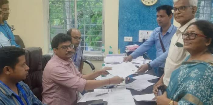 চন্দ্রকোণায় মুখ্যমন্ত্রীর সভার প্রস্তুতির মাঝেই প্রচার, মনোনয়নপত্র তুললেন তৃণমূল প্রার্থী