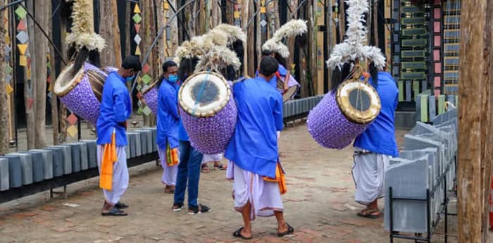 ভোট-উত্সবে বাড়তি বরাত পেয়ে খুশি বালুরঘাটের ঢাকিরা