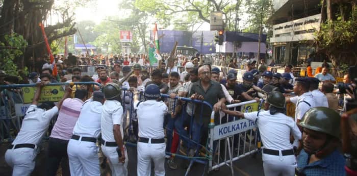 ফর্ম ৬ জমার অভিযোগ নিয়ে ধুন্ধুমার সিইও’র দপ্তর চত্বরে, নামল কেন্দ্রীয় বাহিনীও!