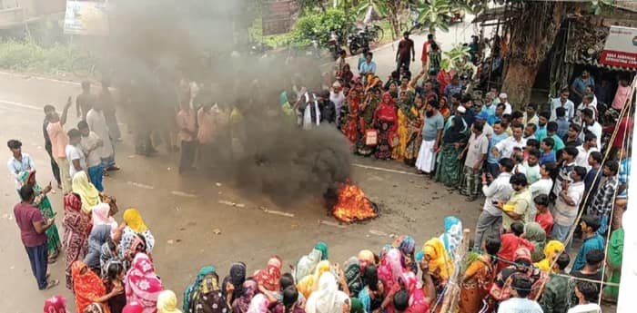 কাকদ্বীপে চার বুথে নাম বাদ ৩২৫ জনের দফায় দফায় বিক্ষোভ  উত্তাল রামগোপালপুর