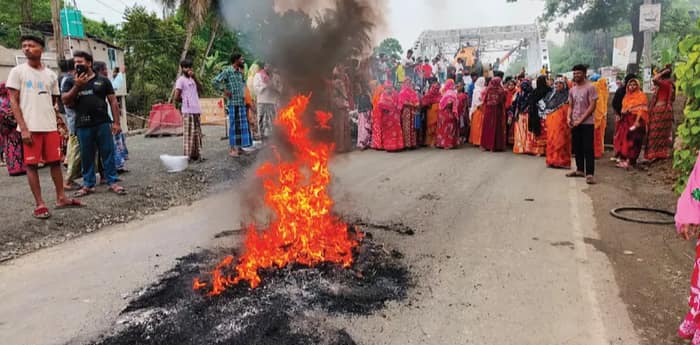 সাপ্লিমেন্টারি ভোটার তালিকায় নাম নেই,  টায়ার জ্বালিয়ে রাস্তা অবরোধ অশোকনগর এবং হাসনাবাদে