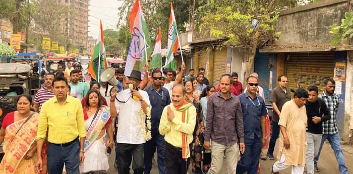 চায়ের দোকানে আড্ডা, চেনা ময়দানে খেলা শুরু অধীরের, পাড়ায় পাড়ায় হেঁটে প্রচার কংগ্রেস প্রার্থীর