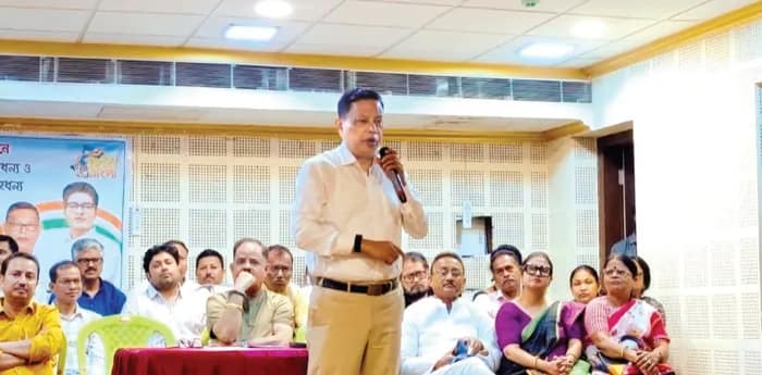 তিস্তা নদীর পাড়ে ‘পদ্মবন’ সাফ করতে বাঁশিতে সুর তুলছেন কৃষ্ণ