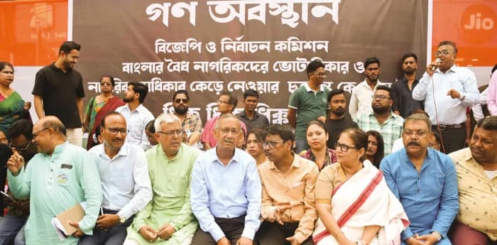 শিলিগুড়িতে পুড়ল নির্বাচন কমিশনারের কুশপুতুল, বিক্ষোভ অন্য জেলাগুলিতেও