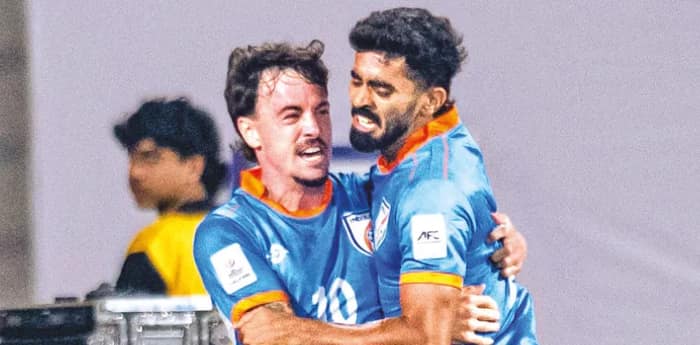 হংকংকে হারাল ভারত, আনোয়ারের চোট, অভিষেকেই লক্ষ্যভেদ রায়ানের