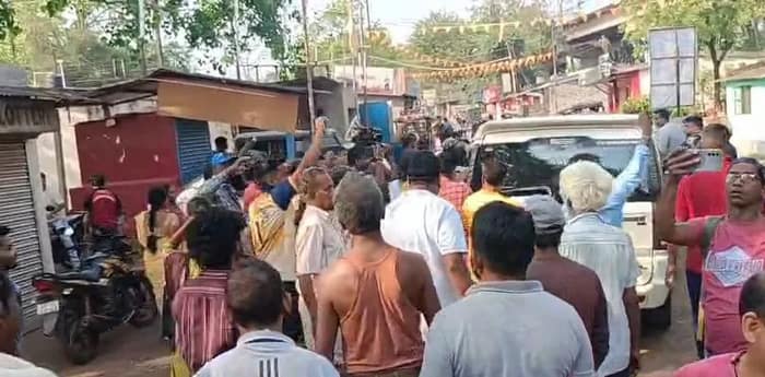 রেলের উচ্ছেদ নোটিশের পর কেন আসেননি এই অভিযোগে  দিলীপ ঘোষকে ঘিরে বিক্ষোভ খড়্গপুরের পুরিগেট এলাকায়