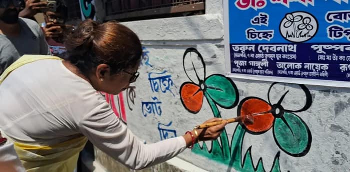 বাগবাজারে প্রচারের মাঝে দেয়াল লিখন তৃণমূল প্রার্থী শশী পাঁজার