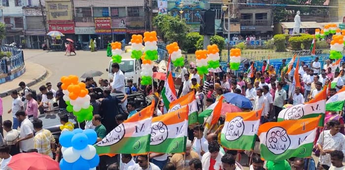শোভাযাত্রা করে মনোনয়ন জমা দিতে যাচ্ছেন বনগাঁ উত্তর কেন্দ্রের তৃণমূল প্রার্থী বিশ্বজিৎ দাস