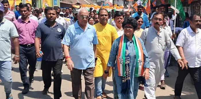 বালুরঘাট শহরে মিছিল করে মনোনয়ন জমা দিতে গেলেন তৃণমূলের প্রার্থী অর্পিতা ঘোষ, মিছিলে শখানেক ঢাক, আদিবাসী বাদ্যযন্ত্র সহ কয়েক হাজার কর্মী সমর্থকরা