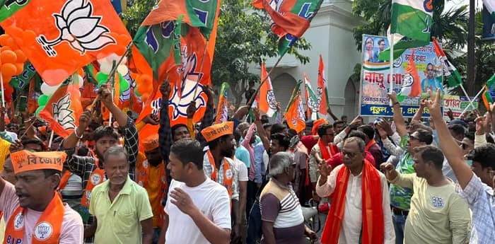 বহরমপুরে জেলা শাসকের অফিসের সামনে মনোয়নপত্র জমা দিতে এসে মুখোমুখি বিজেপি ও তৃণমূল, তুমুল কথা কাটাকাটি