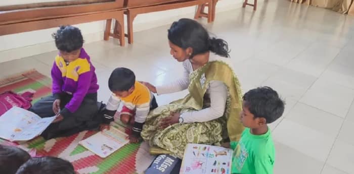 প্রচারে বেরিয়ে পড়ালেন শিশুদের, চা শ্রমিকদের জড়িয়ে ধরলেন স্বপ্না